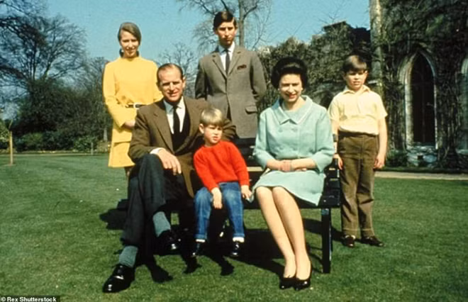 Vợ chồng Nữ hoàng Elizabeth II, Hoàng thân Philip và Công chúa Anne, Thái tử Charles, Hoàng tử Edward, Hoàng tử Andrew tại lâu đài Balmoral tháng 8/1972. Ảnh: Patrick Anson.