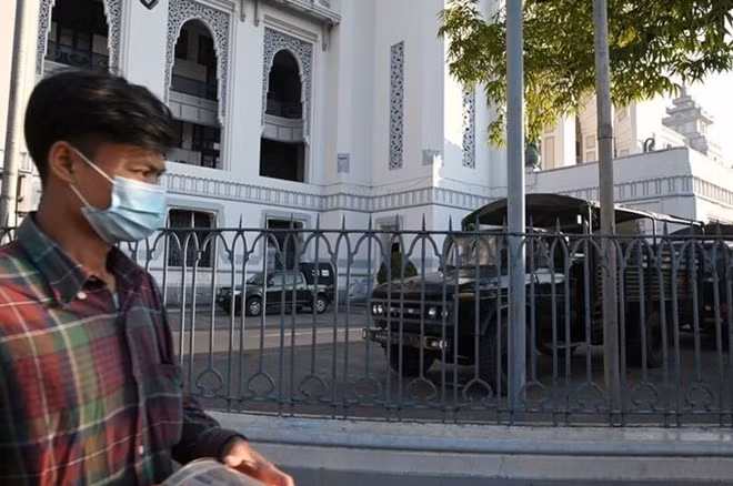 Xe quân sự xuất hiện bên trong tòa thị chính Yangon sáng 1-2. Ảnh: Reuters.
