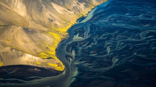 "Đó là một trải nghiệm thấu tận tim gan. Vẻ đẹp hoang sơ của vùng đất Iceland thật sự ngoạn mục. Tôi có cảm giác như nó đã lấy đi một mảnh trái tim của tôi vậy", Chris Burkard chia sẻ.