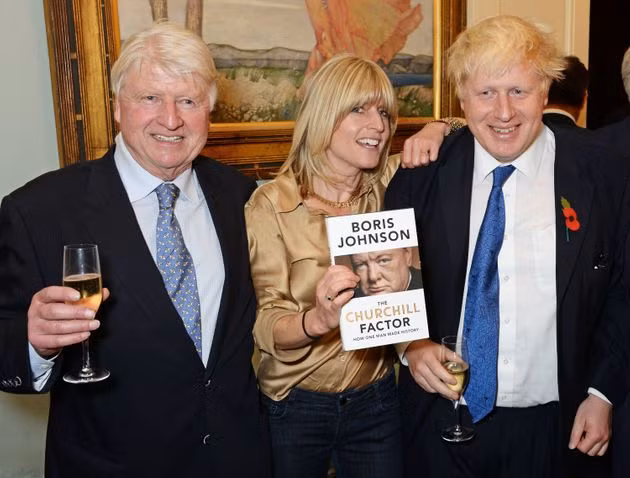 Ông Boris Johnson cùng bố và em gái trong một sự kiện tại London năm 2020. Ảnh: Getty Images.