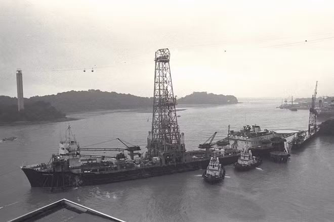 Giàn khoan Eniwetok mắc vào dây cáp treo tại Singapore. Ảnh: StraitsTimes.
