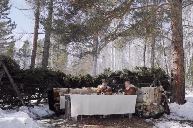 Tổng thống Nga Vladimir Putin và Bộ trưởng Quốc phòng Sergei Shoigu dùng bữa trong một khu rừng taiga ở Siberia. Ảnh: Alexei Druzhinin / Tass / Getty.