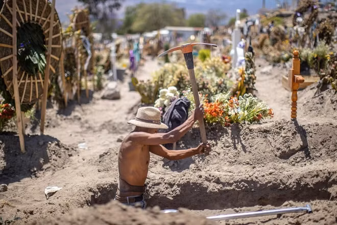 Một người đang đào huyệt tại nghĩa trang San Miguel Xico ở Valle de Chalco, Mexico. Được biết, Mexico chỉ đứng sau Mỹ và Brazil trong các quốc gia có số ca tử vong được báo cáo nhiều nhất thế giới do COVID-19. Ảnh: Hector Vivas/Getty Images.