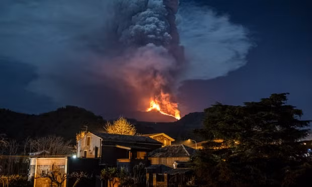 Hình ảnh Etna phun trào dung nham nhìn từ ngôi làng Monterosso. Ảnh: Alessio Mamo. Hình ảnh Etna phun trào dung nham nhìn từ ngôi làng Monterosso. Ảnh: Alessio Mamo.
