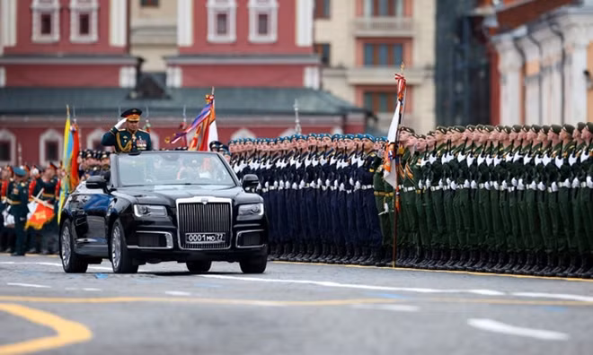 Tiếp đó, Đại tướng Sergei Shoigu - Bộ trưởng Quốc phòng Nga duyệt qua đội hình các lực lượng vũ trang và báo cáo kết quả với Tổng thống Vladimir Putin.