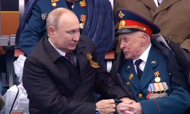 Tổng thống Putin trò chuyện cùng một cựu chiến binh.