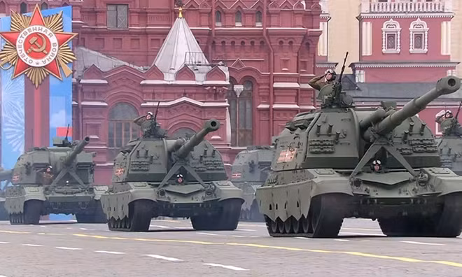 Đội hình các tăng thiết giáp tiến vào lễ đài. Được biết, T-34 là một trong những dòng xe tăng tốt nhất và nổi tiếng nhất của Liên Xô, trở thành hình ảnh biểu tượng của Chiến tranh Vệ quốc Vĩ đại.