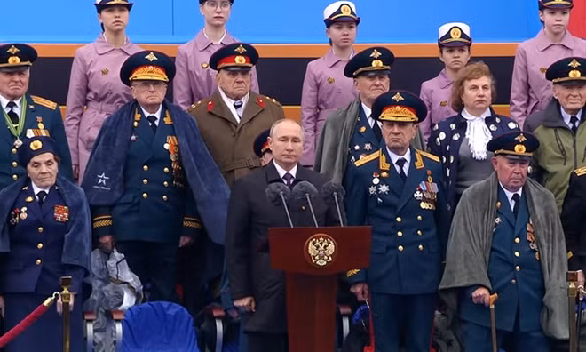 Phát biểu khai mạc, Tổng thống Nga Vladimir Putin nêu rõ: ""Đây không chỉ là chiến thắng của nhân dân Xô Viết và nước Nga hiện đại, mà còn là chiến thắng của mọi dân tộc trên thế giới trong cuộc chiến chống lại chủ nghĩa phát xít. Nga sẽ bảo vệ luật pháp quốc tế, nhưng đồng thời cũng bảo vệ vững chắc lợi ích quốc gia để đảm bảo an ninh cho người dân".