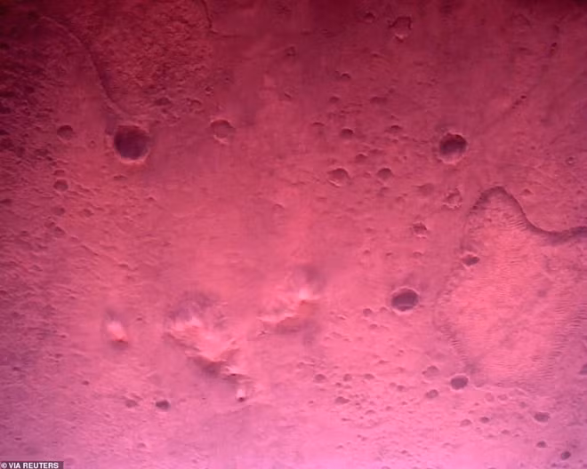 Hình ảnh bề mặt sao Hoả được Perseverance ghi lại khi chưa hiệu chỉnh camera. Ảnh: NASA/REUTERS.