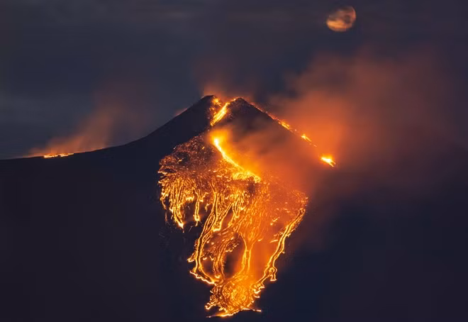 Được biết, trên sườn núi Etna còn có khu trượt tuyết vào mùa đông. Ảnh: AP.