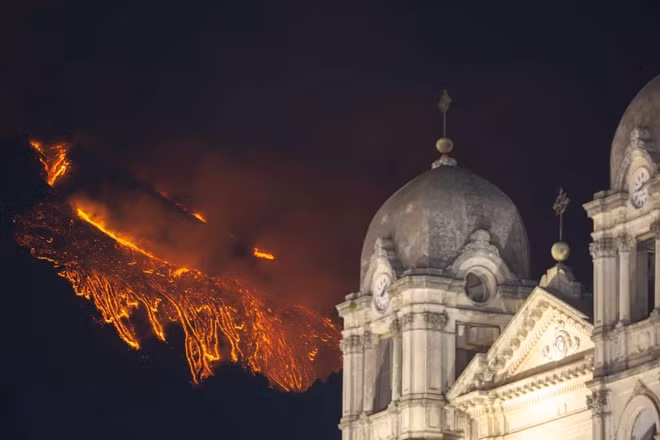 Núi Etna nhìn từ thành phố Catania, Sicilia. Ảnh: AP.