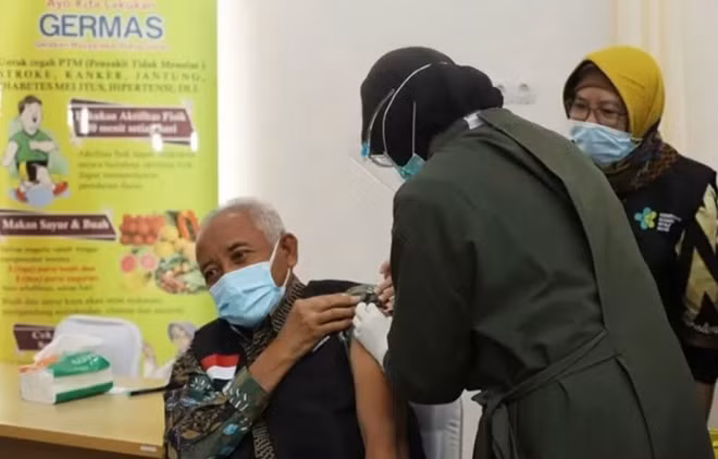 Thị trưởng thành phố Sleman, ông Sri Purnomo tiêm vaccine Covid-19 của Sinovac. Nguồn: Antara.