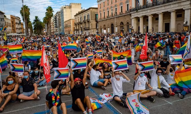 Tại Rome, hàng ngàn người đổ ra đường kêu gọi phê duyệt khẩn cấp dự luật chống lại các hành động bạo lực nhằm vào cộng đồng LGTB. Ảnh: Getty.