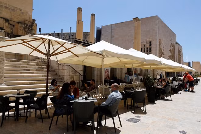 Malta có tốc độ tiêm chủng 5s/mũi tiêm. Ảnh: Reuters.
