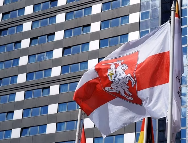 Lativa đã thay quốc kỳ Belarus bằng lá cờ trắng-đỏ-trắng của phe đối lập bên ngoài một trong những khách sạn ở trung tâm Riga hôm 24/5. Nguồn: Reuters.