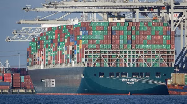 Phía Evergreen Marine Corp đang xem xét di chuyển 18.000 container hàng hóa trên tàu Ever Given. Ảnh: Quora.