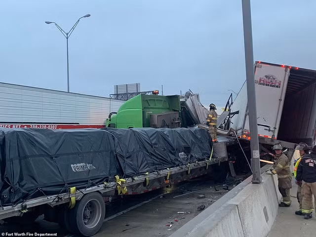 Vụ đâm xe kéo dài tới 2,4 km và đường cao tốc bị tắc nghẽn một đoạn dài. Chính quyền địa phương mô tả đây là "vụ tai nạn nhiều thương vong". Vụ đâm xe kéo dài tới 2,4 km và đường cao tốc bị tắc nghẽn một đoạn dài. Chính quyền địa phương mô tả đây là "vụ tai nạn nhiều thương vong".