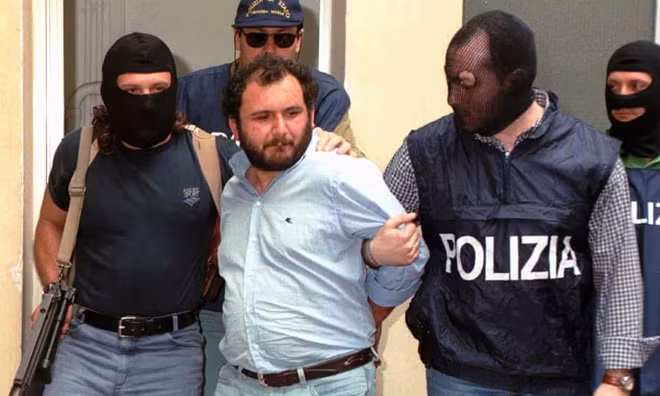 Giovanni Brusca bị bắt tại Palermo, Sicilia, Italia năm 1996. Ảnh: AP.