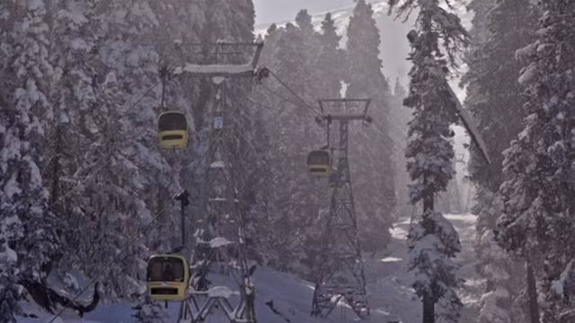 Cáp treo tại khu trượt tuyết nổi tiếng Gulmarg. Ảnh: Getty.