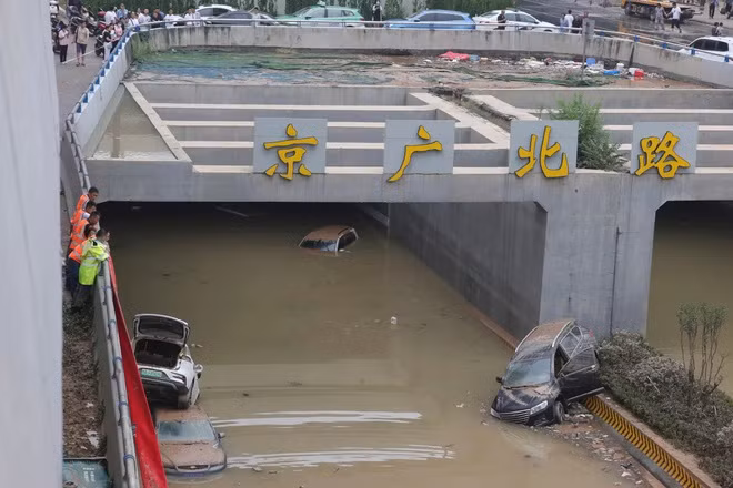 In-fa quét qua Trịnh Châu gây ra đợt mưa lũ lịch sử. Ảnh: EPA.