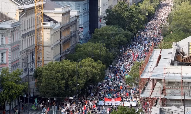 Hàng nghìn người biểu tình ở Budapest hôm 5/6. Ảnh: Reuters.