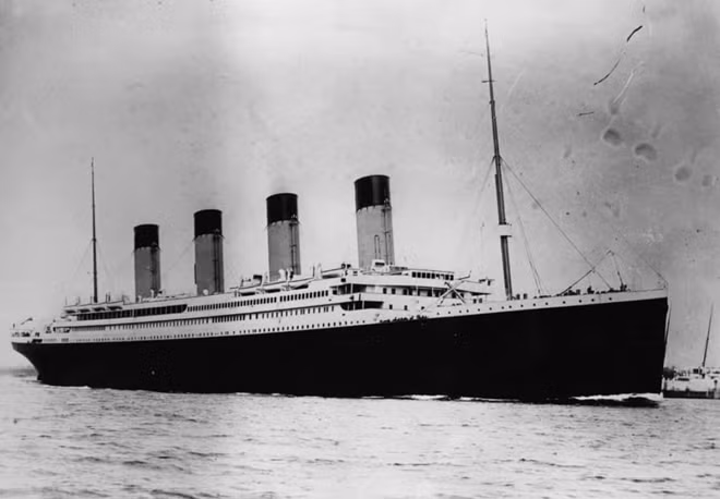 Các thủy thủ trên tàu Titanic không có ống nhòm. Nếu họ mang theo dụng cụ này, sự việc có thể đã khác. Theo thiết kế, tàu Titanic sẽ không bị chìm nếu có bốn trong số 16 khoang kín nước bị ngập. Tuy nhiên, việc đâm vào tảng băng trôi đã khiến nước biển tràn vào sáu khoang phía trước của tàu.