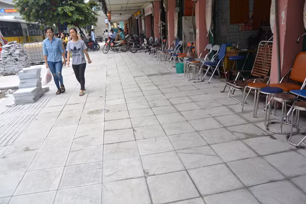 Một số quận, huyện hiểu sai chủ trương của thành phố về lát đá vỉa hè