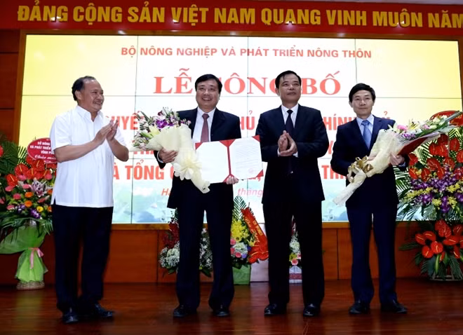 Bộ trưởng Bộ NN&PTNT Nguyễn Xuân Cường chúc mừng 2 tân Tổng cục trưởng
