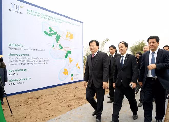 Phó thủ tướng Trịnh Đình Dũng tham quan vị trí xây dựng khu nông nghiệp công nghệ cao tại Thái Bình