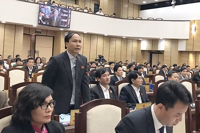 Đại biểu Nguyễn Hoài Nam cho rằng, doanh nghiệp khai thác các điểm trông giữ xe trên địa bàn trung tâm của TP thu nguồn tiền lớn nhưng lại nộp cho Nhà nước khoản tiền rất thấp là bất hợp lý. Đại biểu Nguyễn Hoài Nam cho rằng, doanh nghiệp khai thác các điểm trông giữ xe trên địa bàn trung tâm của TP thu nguồn tiền lớn nhưng lại nộp cho Nhà nước khoản tiền rất thấp là bất hợp lý.