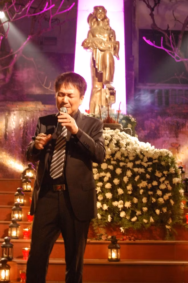 Nhạc sỹ Phú Quang hát tại Đài tưởng niệm Khâm Thiên, nơi xưa kia là căn nhà gia đình ông sống.