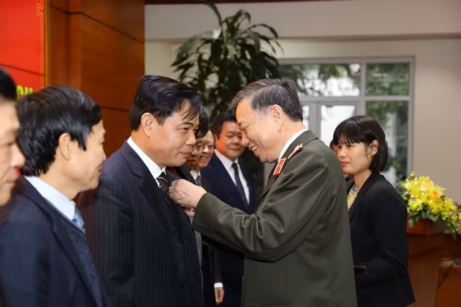 Bộ trưởng Tô Lâm gắn Kỷ niệm chương "Vì an ninh Tổ quốc" tặng Bộ trưởng Bộ NN&PTNT Nguyễn Xuân Cường