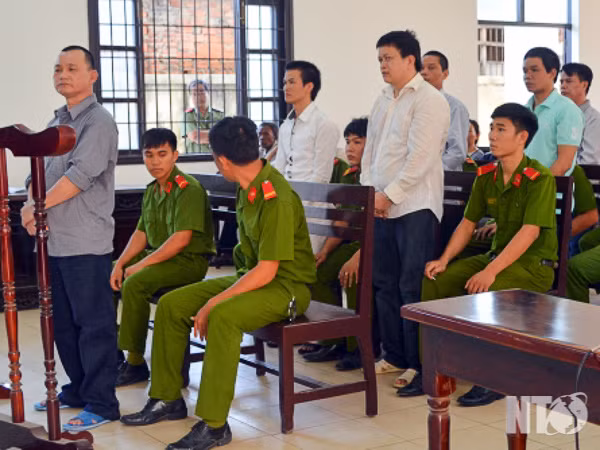 Bị cáo Lê Văn Huy cùng đồng bọn tại phiên xử sơ thẩm của TAND tỉnh Ninh Thuận ngày 28/8/2015. Ảnh: NTO.