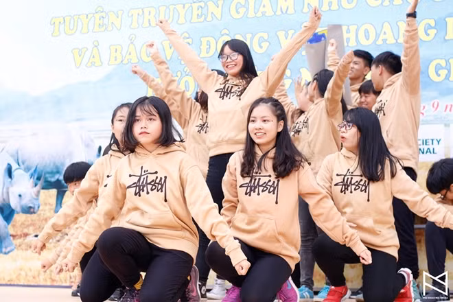 Thi nhảy flashmob được đông đảo giáo viên, học sinh thích thú theo dõi.