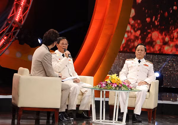 Trung tướng Phan Văn Vĩnh, Tổng Cục trưởng Tổng cục Cảnh sát giao lưu với khán giả trong chương trình. Trung tướng Phan Văn Vĩnh, Tổng Cục trưởng Tổng cục Cảnh sát giao lưu với khán giả trong chương trình.