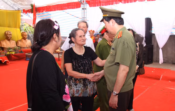 Bộ trưởng Trần Đại Quang ân cần thăm hỏi gia đình các đồng chí Cố Bộ trưởng. Ảnh Việt Hưng.