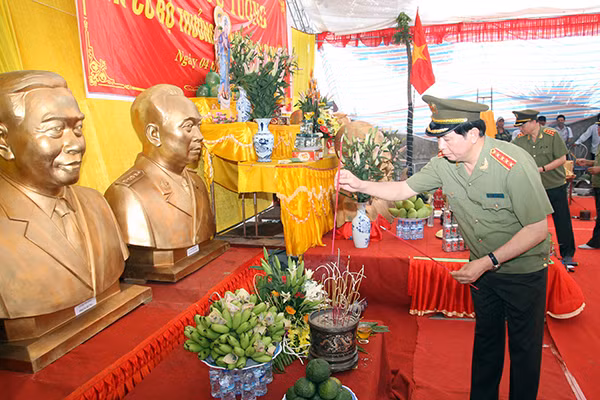 Bộ trưởng Trần Đại Quang; Thứ trưởng Tô Lâm cùng các đại biểu dâng hương tưởng niệm Chủ tịch Hồ Chí Minh và các cố Bộ trưởng qua các thời kỳ. Ảnh Việt Hưng.