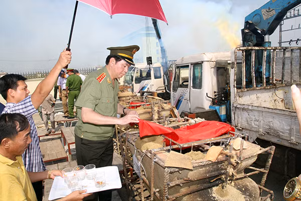 Bộ trưởng Trần Đại Quang kiểm tra công tác đúc tượng. Ảnh Việt Hưng.
