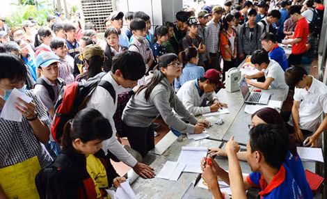 Thí sinh nhốn nháo làm thủ tục rút hồ sơ xét tuyển trong kỳ thi quốc gia 2015.