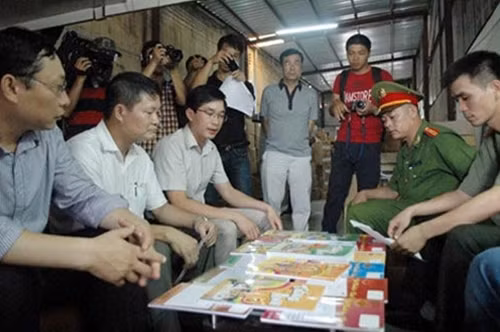 Đoàn liên ngành kiểm tra việc mua bán sách giả tại Công ty Văn Hiến.