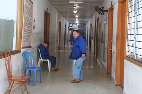 Hàng lang khoa điều trị cấp tính nam (Khoa 2) Bệnh viện Tâm thần TW.