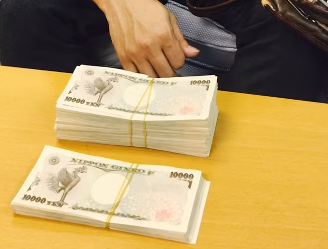 Số tiền khách xuất cảnh mang theo không khai báo.