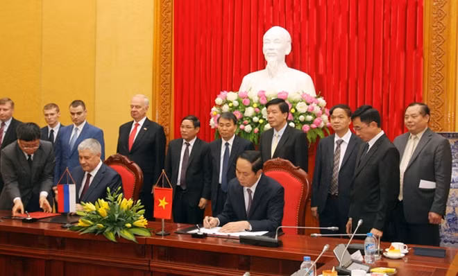 Bộ trưởng Trần Đại Quang cùng Bộ trưởng Bộ Nội vụ Liên bang Nga Kolokoltsev Vladimir Aleksandrovich Ký kết Chương trình phối hợp hành động giữa hai Bộ giai đoạn 2016 – 2018.