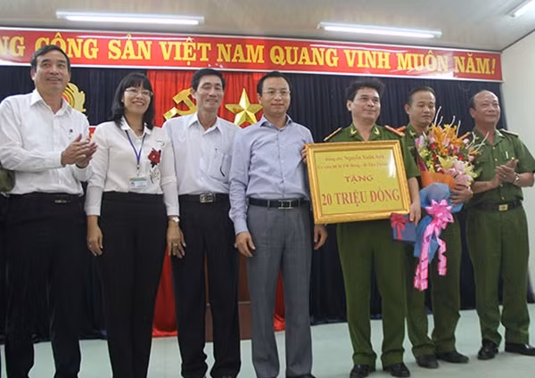Bí thư Nguyễn Xuân Anh khen thưởng Công an quận Ngũ Hành Sơn.