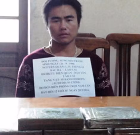 Đối tượng Sùng Seo Tráng cùng tang vật 5 bánh heroin.