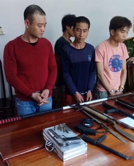 Đối tượng Phạm Minh Ngọc (giữa) cùng đồng bọn và số hung khí bị thu giữ.