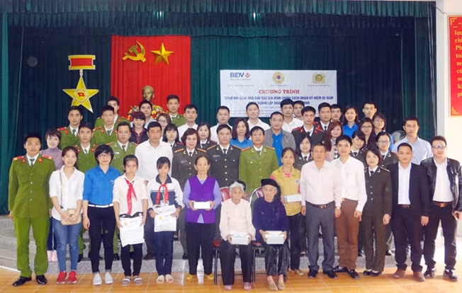 Đoàn Thanh niên Phòng Hậu cần Tài vụ trao quà cho các Mẹ Việt Nam Anh hùng và gia đình chính sách.