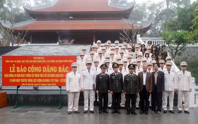Trung tướng Đường Minh Hưng chụp ảnh lưu niệm với Đoàn thanh niên lực lượng An ninh tại Khu Di tích Đá Chông.