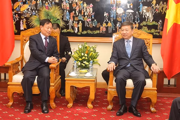 Thứ trưởng Bộ Công an Việt Nam Tô Lâm cùng Thứ trưởng Bộ Công an Trung Quốc Mạnh Khánh Phong.