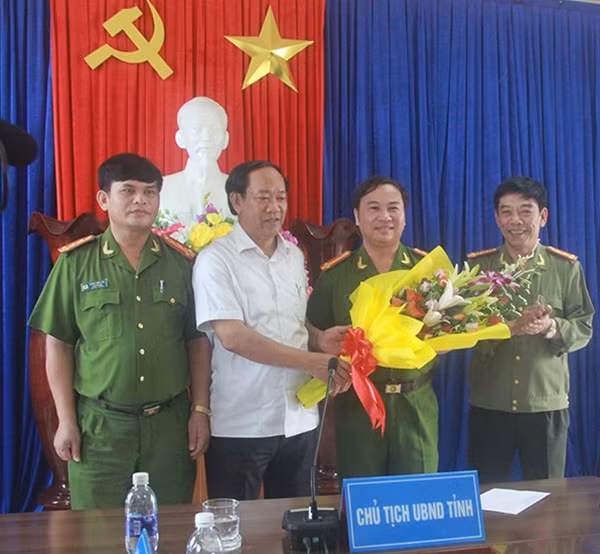 Chủ tịch UBND tỉnh Đinh Văn Thu tặng quà chúc mừng lãnh đạo Công an tỉnh và Phòng Cảnh sát ĐTTP về ma túy Công an tỉnh Quảng Nam.